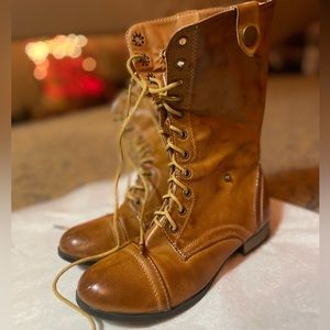 Non branded little girl’s zip back boots